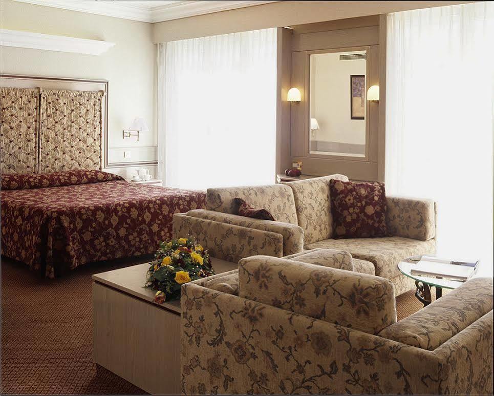 Holiday Suites Athén Kültér fotó