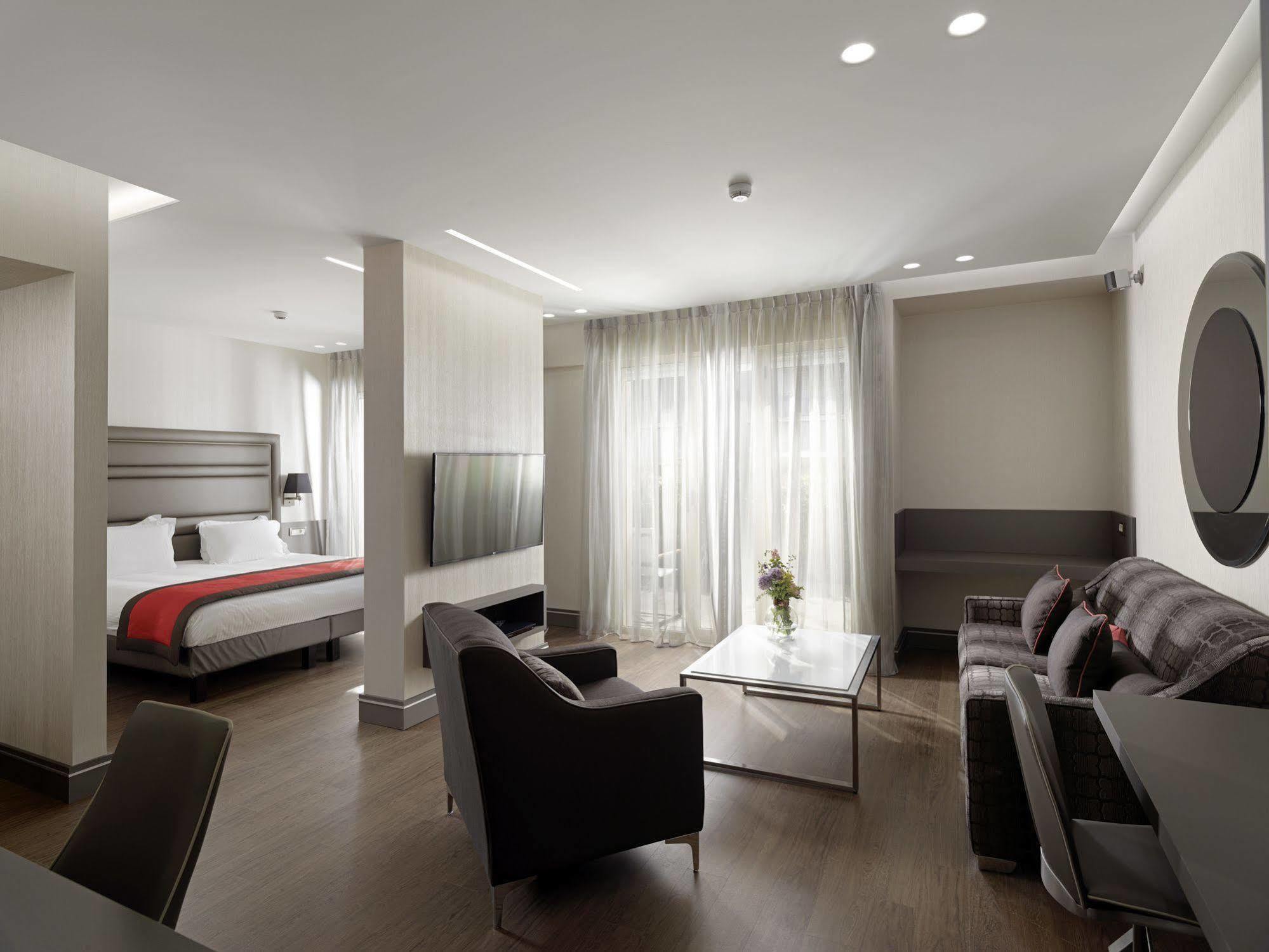 Holiday Suites Athén Kültér fotó